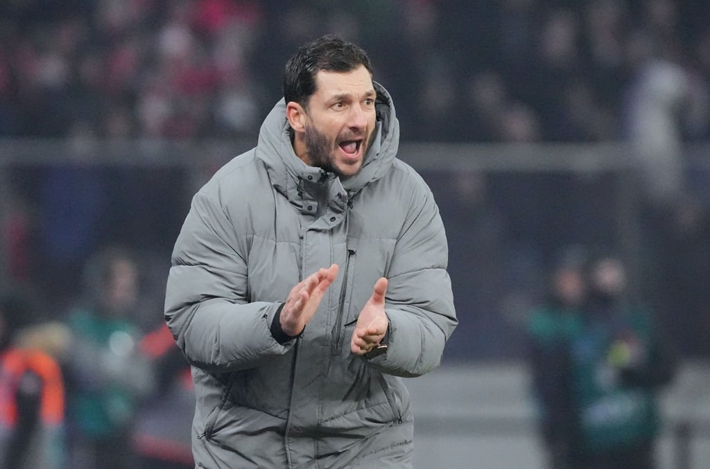 Herthas Cheftrainer Sandro Schwarz feuert seine Spieler von der Seitenlinie aus an.