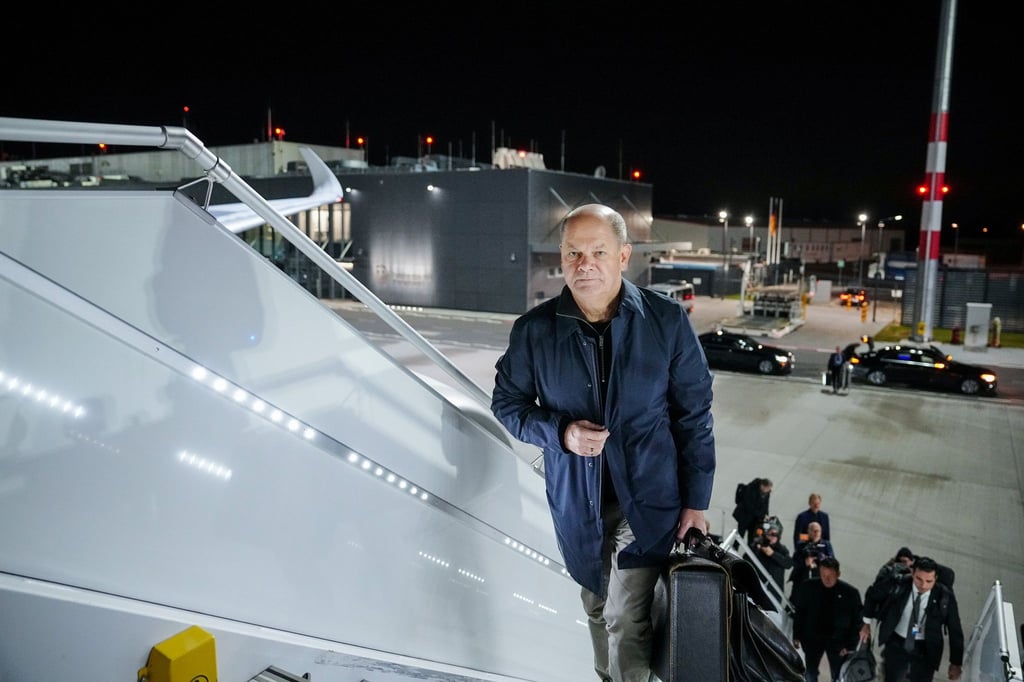 Bundeskanzler Olaf Scholz geht die Treppe zum neuen Airbus A350 "Konrad Adenauer" hoch.