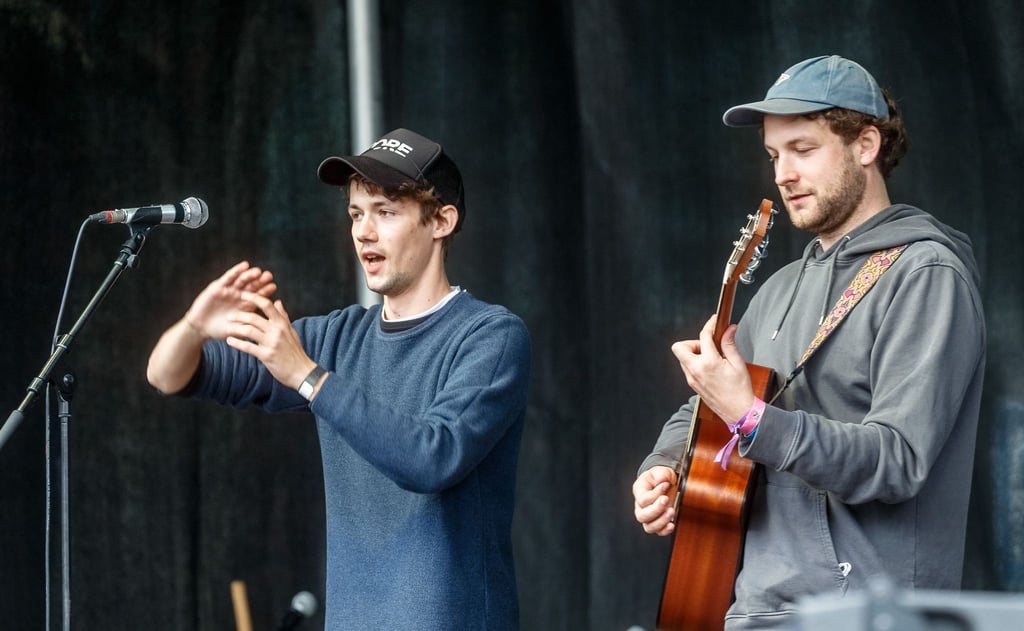 Die Musiker Henning May (l) und Christpher Annnen von AnnenMayKantereit.