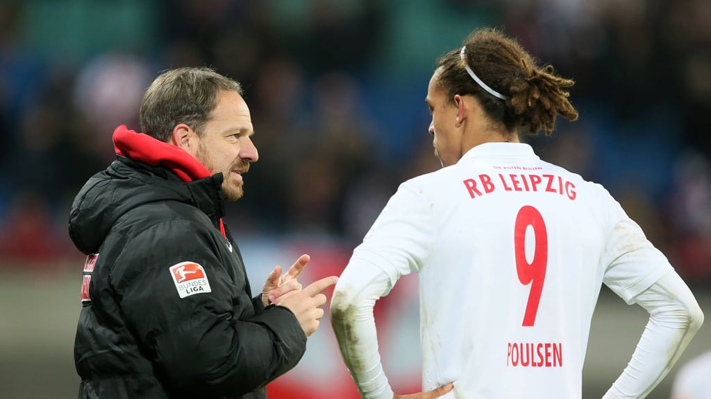 Ex-Trainer Alexander Zorniger (l.) spricht mit Yussuf Poulsen, der seit 2013 für RB aufläuft,