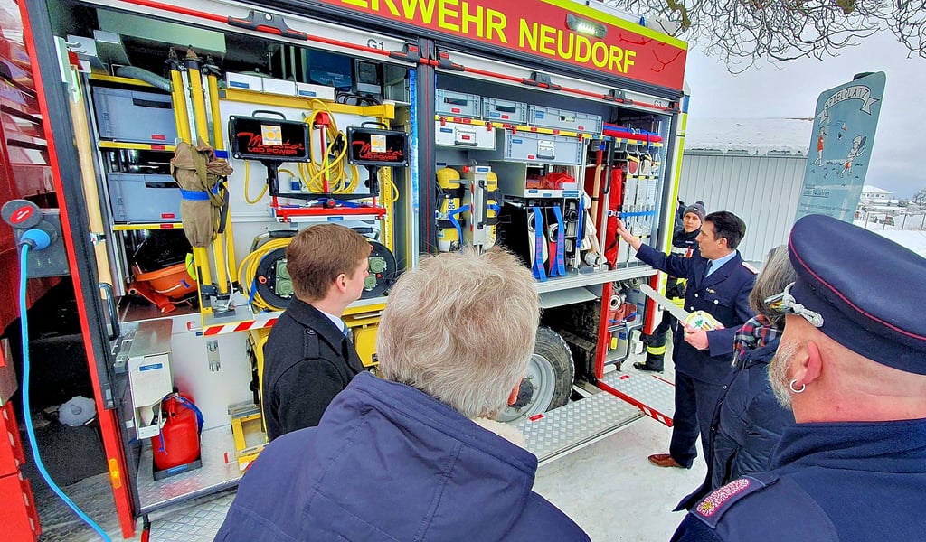 Ortswehrleiter Marcel Walter stellt das bereits einsatzerprobte Löschfahrzeug vor.