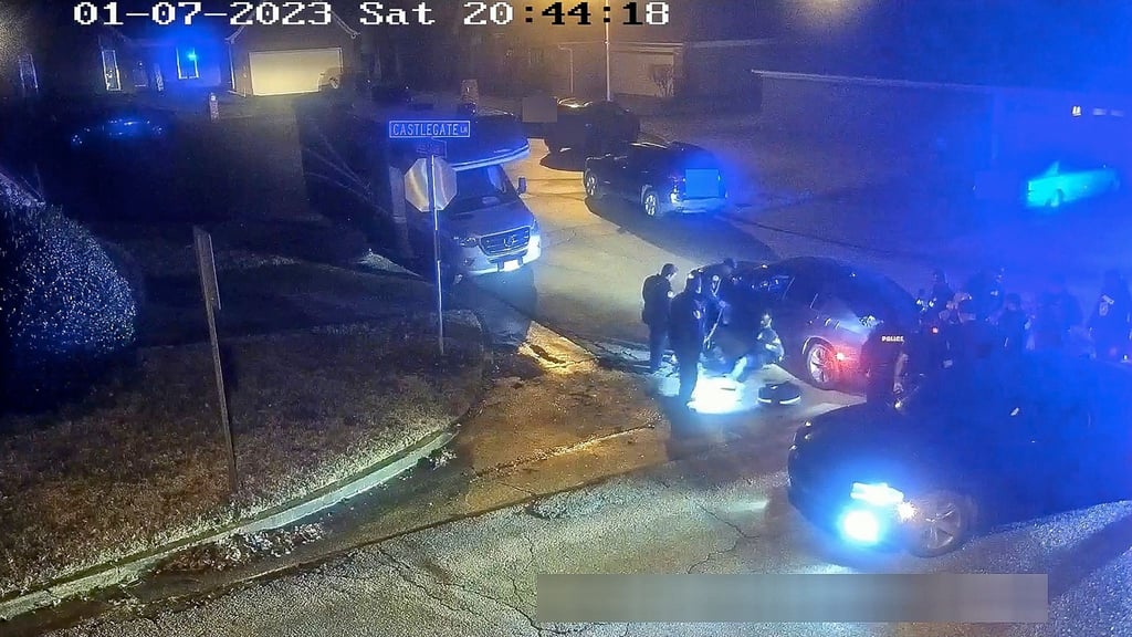 Ein Standbild aus dem von der Stadt Memphis teilweise geschwärzten Video zeigt den brutalen Angriff auf Tyre Nichols durch fünf Polizisten. Die Beamten wurden inzwischen entlassen und wegen Mordes zweiten Grades und anderer Vergehen angeklagt.