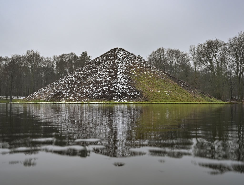 Blick auf die Seepyramide im Fürst-Pückler-Park in Branitz bei trübem Winterwetter.