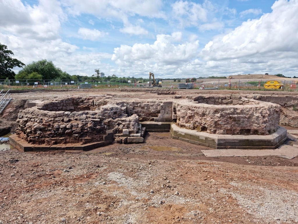 Bei Ausgrabungen für den Ausbau einer Zugstrecke haben Archäologen mutmaßlich jahrhundertealte Relikte entdeckt.