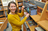Anette Rieger an einem Bücherregal in der Osterburger Stadtbibliothek. 