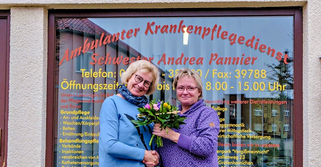 Andrea Pannier (links) mit ihrer langjährigen Mitarbeiterin Elke Goldmann: Zum Abschied gibt es Blumen.