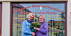 Andrea Pannier (links) mit ihrer langjährigen Mitarbeiterin Elke Goldmann: Zum Abschied  gibt es Blumen. 