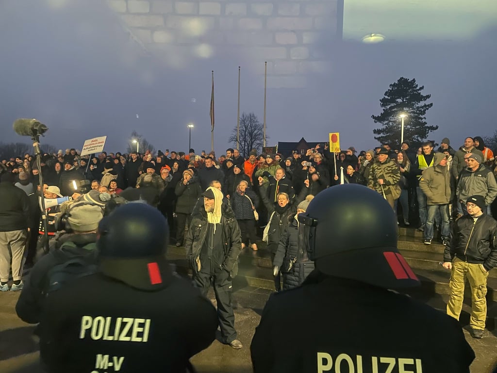Bei einer Versammlung gegen die Einrichtung einer Flüchtlingsunterkunft in Mecklenburg-Vorpommern kommt es zu tumultartigen Szenen.