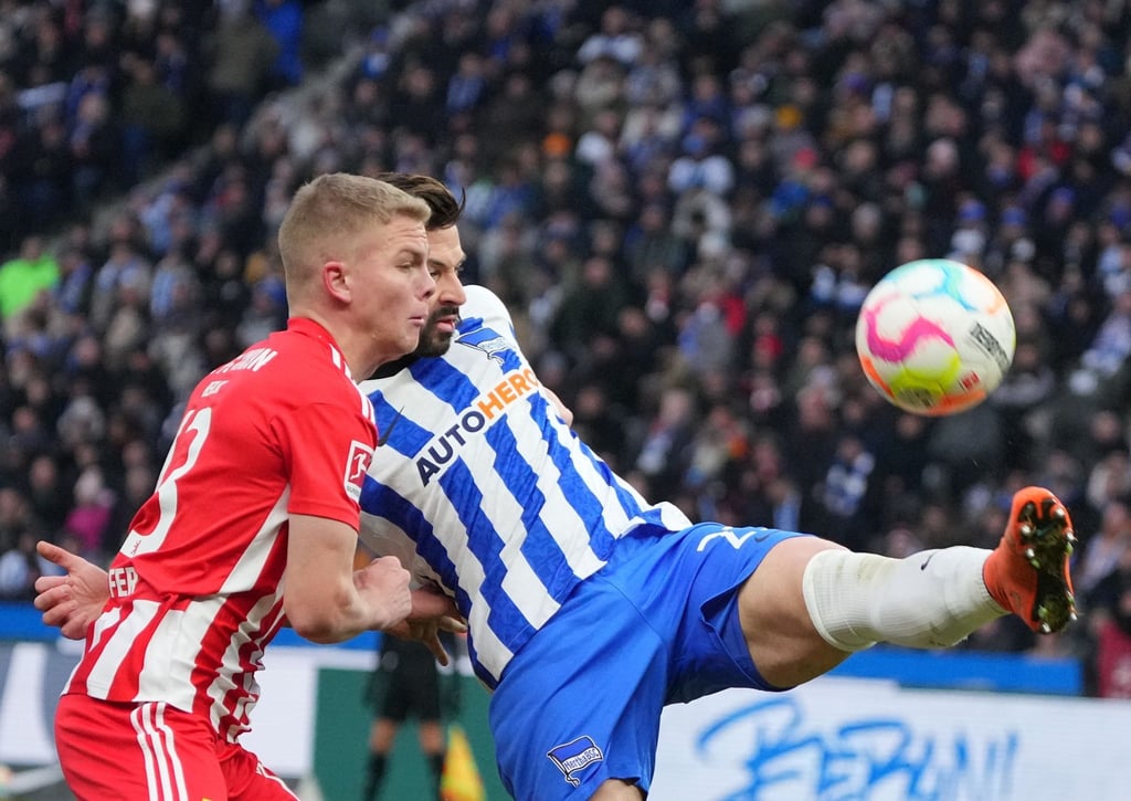 Unions Andreas Schäfer (l) gegen Herthas Marvin Plattenhardt.