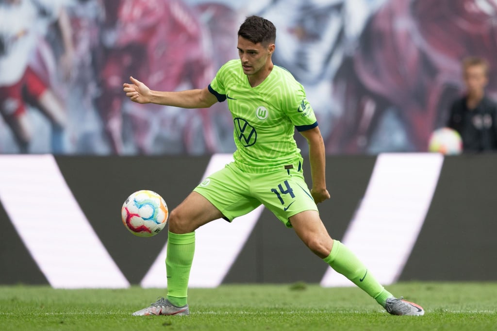 Wolfsburgs Josip Brekalo spielt den Ball.