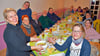 Oebisfeldes Ortsbürgermeisterin Bogumila Jacksch (l.) und Kornelia Schröder, Vorsitzende der UWG-Gruppe, verteilen beim Neujahrsempfang der UWG in der Goldenen Gans in Rätzlingen kellenweise Hochzeitssuppe an Mitglieder und Gäste.