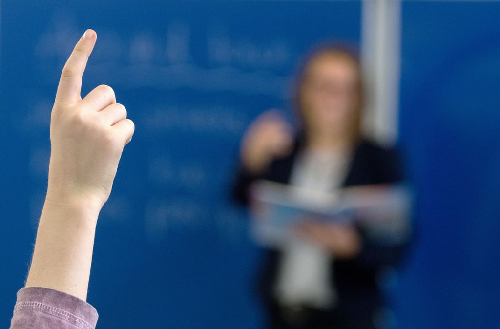 Der Lehrkräftemangel beschäftigt viele Eltern. Sie würden laut Umfrage Quereinsteiger als kurzfristige Maßnahme befürworten, damit weniger Unterricht ausfällt.