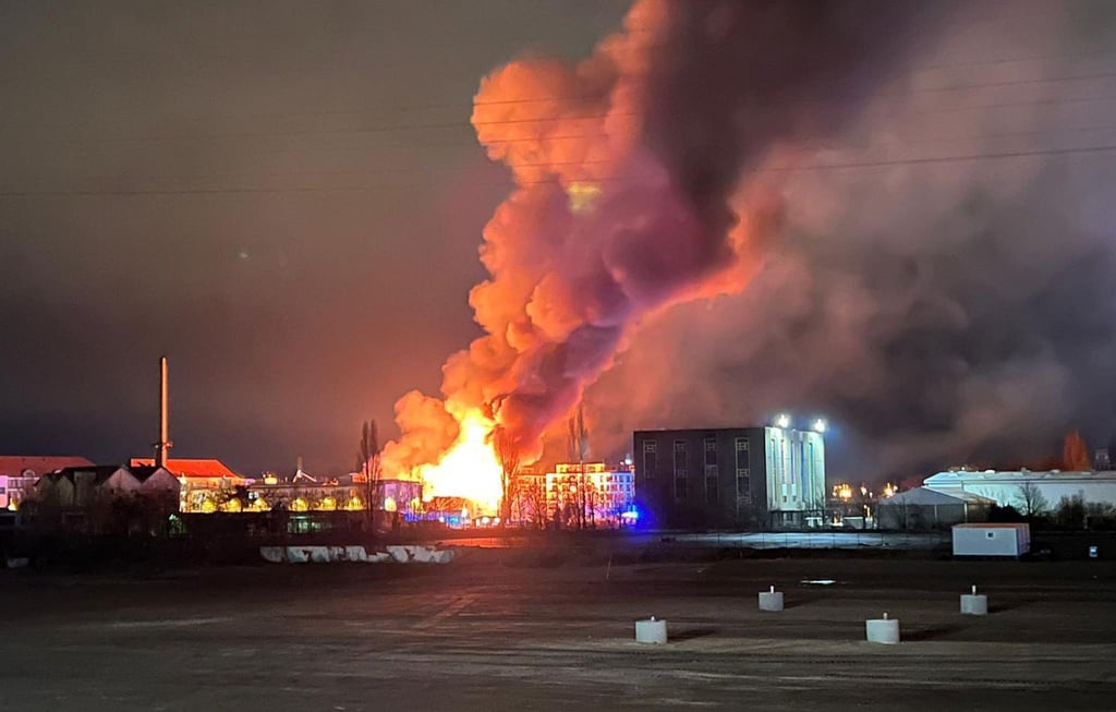 Flammen schlagen hoch in den Nachthimmel über Berlin.