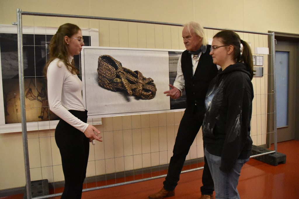 Auch Schülerarbeiten von Emma Pukowski (l.) und Carlotta Rosenberg (r.), heute Studentinnen, sind beim Projekt „Auschwitz. Fotografische Annäherung“ des halleschen Fotografen Knut Mueller (2.v.r.) im Ratshof zu sehen. Im Hintergrund: Fotocollagen Muellers