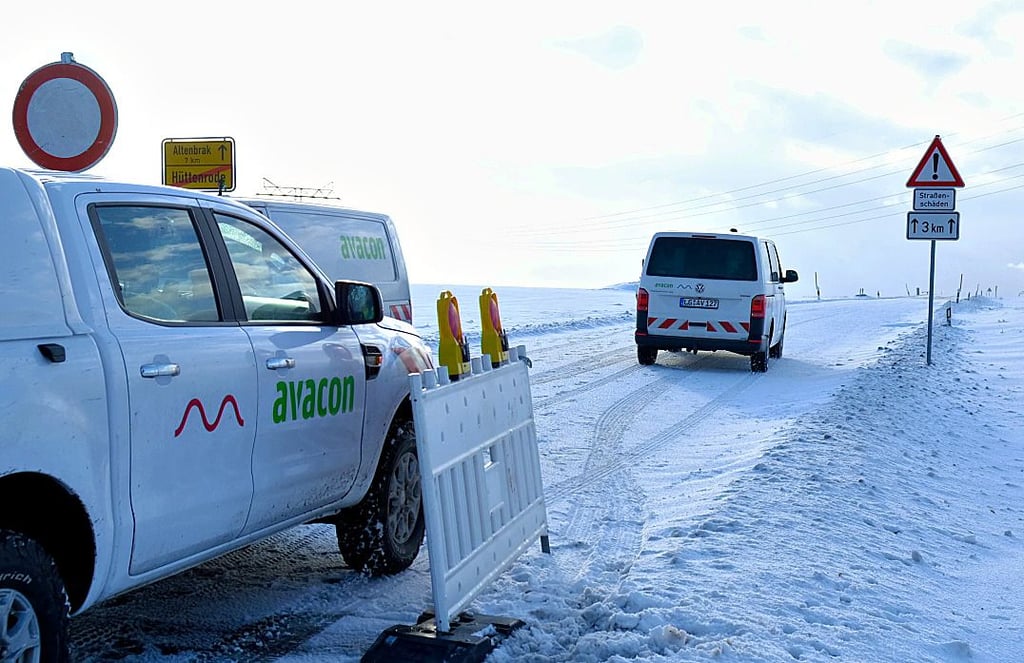 Mitarbeiter des Energieversorgers Avacon und einer Leitungsbau-Firma fahren am Montagvormittag zu den defekten Hochspannungsleitungen zwischen Hüttenrode und Almsfeld.