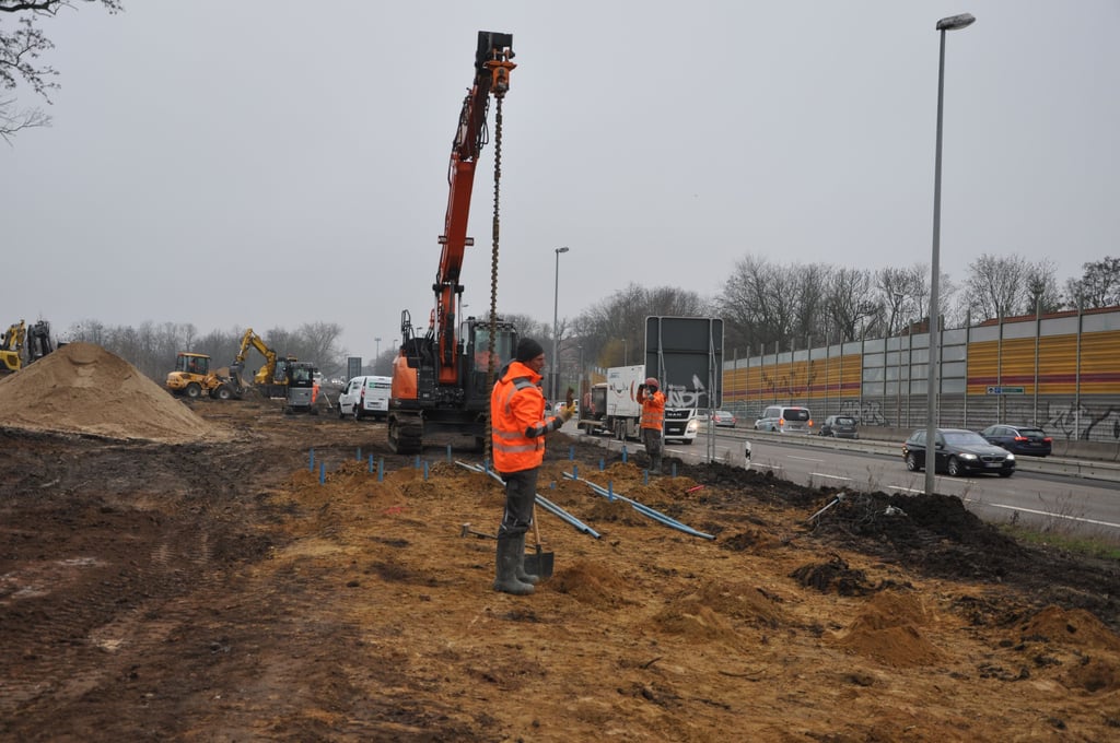 Bei der Suche nach Kampfmitteln auf der Baustelle am Magdeburger Ring wird auch bis in eine Tiefe sondiert.
