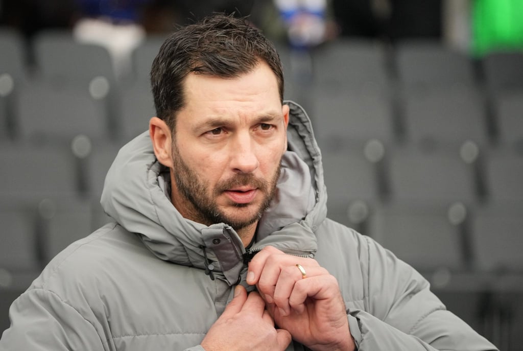 Herthas Cheftrainer Sandro Schwarz geht vor dem Spiel zum Interview.