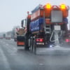 In Sachsen-Anhalt beginnt die Woche mit eisigem Wind. Eine dünne Eisschicht überzieht am frühen Morgen die Fahrbahn einer Autobahn.