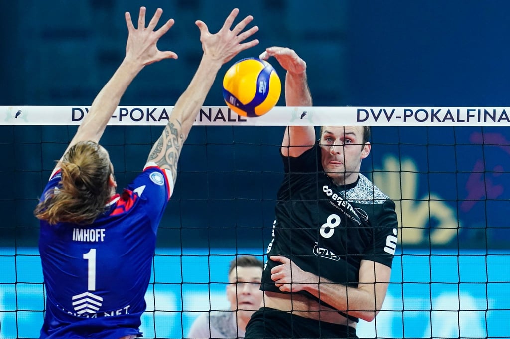 Dirk Westphal (r) schmettert an Facundo Imhoff vorbei.