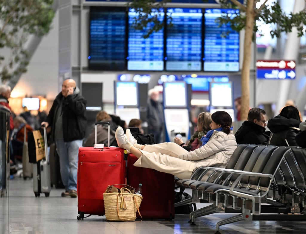Geduld: Wegen eines Warnstreiks kam es zu Verspätungen und Flugausfällen.