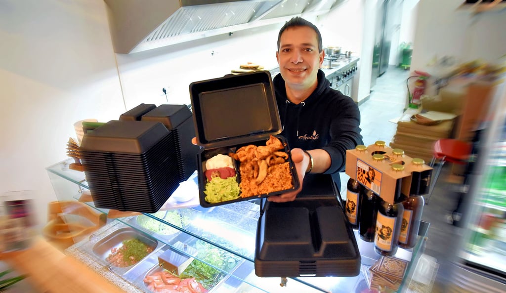 Bistro-Betreiber Ahmad Hamwi bietet seine Speisen auch in Mehrwegverpackungen an. Seinen Kunden gefällt das.