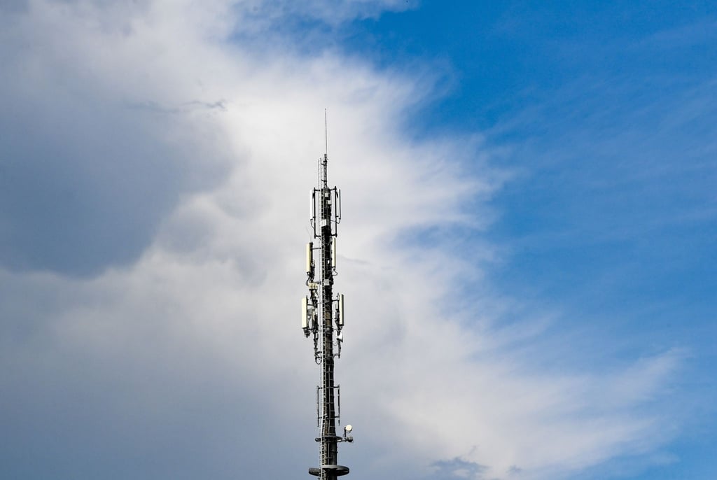 Wegen Defiziten beim Ausbau des Handynetzes erwägt eine Aufsichtsbehörde, erstmals Deutschlands große Telekommunikationsanbieter zur Kasse zu bitten.