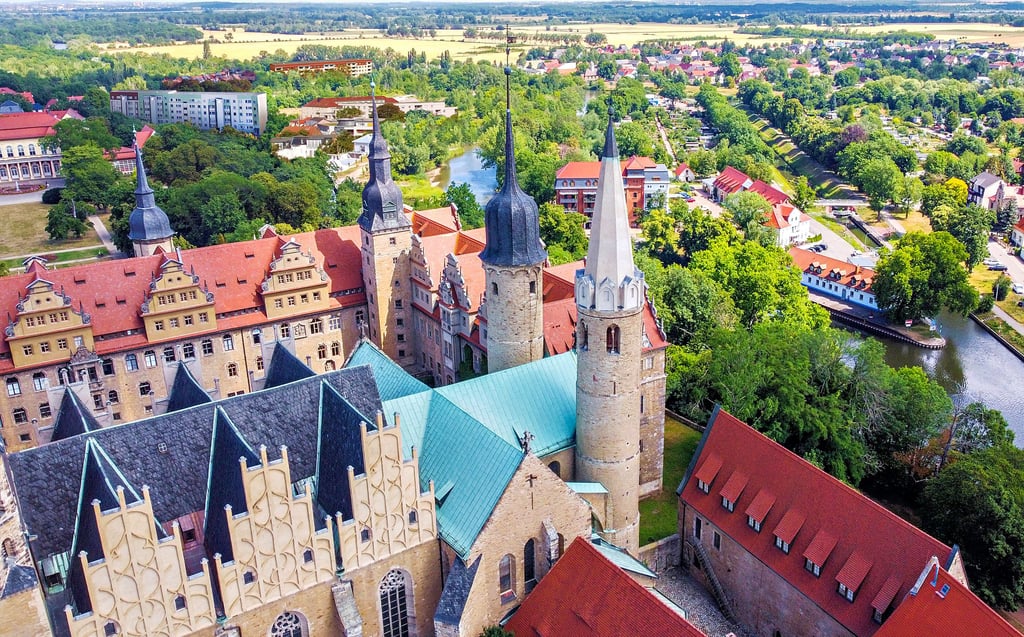 Merseburg soll jede Menge Zuwachs bekommen, deshalb wagt MZ schon mal einen Zukunftsblick auf die Königsmühle - theoretisch könnten hier die Gebäude entstehen, die unsere MZ-Fotografin schon mal hineinmontiert hat.