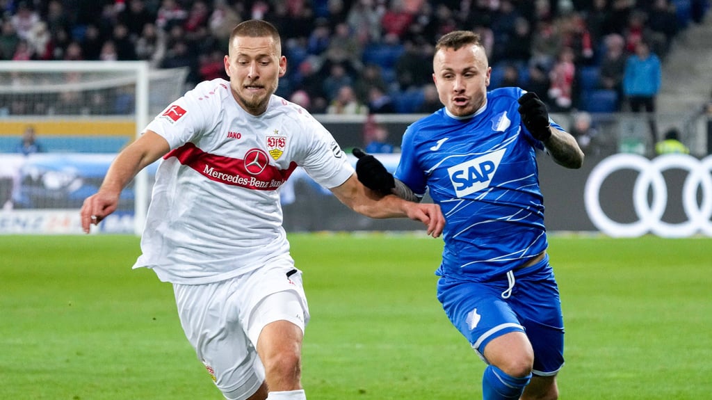 Stuttgarts Waldemar Anton (l.) im Laufduell mit Angelino.