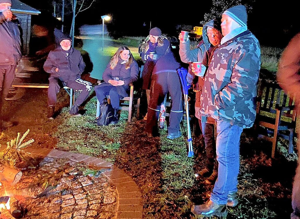 Mit heißem Glühwein, Tee und der ersten Schmorwurst im neuen Jahr, verbrachten die Grauinger und ihre Gäste einen geselligen Abend und bestaunten die lodernden Flammen.
