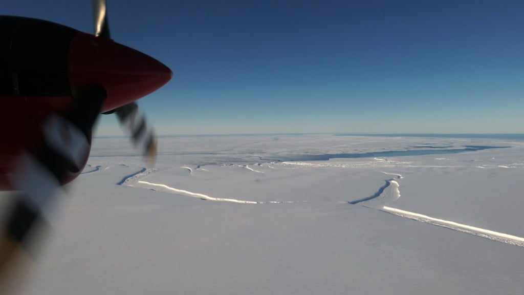 Blick auf den abgebrochenen Eisberg aus der Luft.