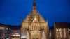 In der Vorweihnachtszeit wird die Nürnberger Frauenkirche zum Zentrum des weltberühmten Christkindlesmarkts. Doch das ganze Jahr über zählt sie zu den beliebtesten Sehenswürdigkeiten der Stadt.