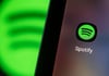 Das Logo der Spotify-App ist auf einem Smartphone: Der Musikstreamingdienst baut Belegschaft ab.