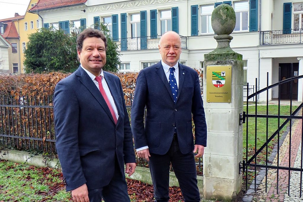 Antisemitismusbeauftragter Thomas Kluger (l.) stellt sich im Beisein von Klaus Tewes, Pressesprecher der Generalstaatsanwaltschaft Naumburg, vor.