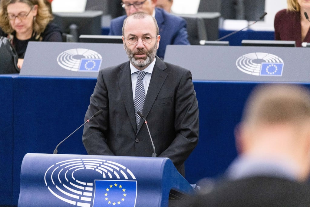 „Wenn es technisch nicht anders möglich ist, illegale Migration zu verhindern, dann müssen Zäune denkbar sein“, sagt Manfred Weber, Chef Europäischen Volkspartei (EVP).