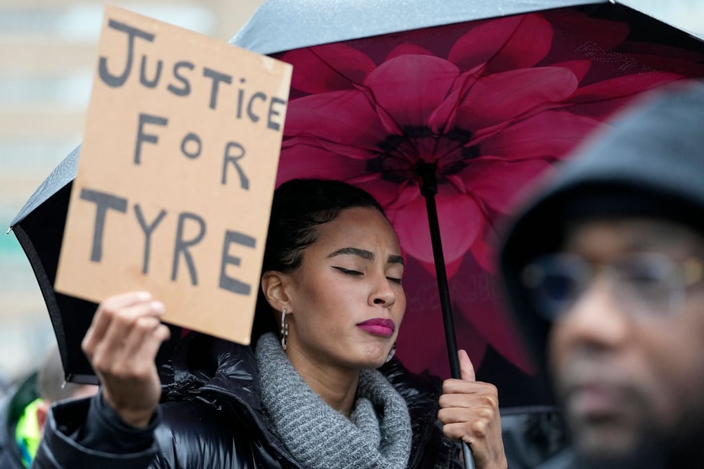 Eine Demonstrantin fordert Gerechtigkeit für Tyre Nichols.