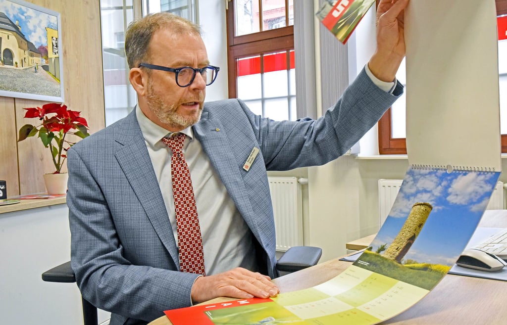 Hans-Michael Strube präsentiert den Sparkassenkalender. In diesem Jahr hat er eine außergewöhnliche Besonderheit.