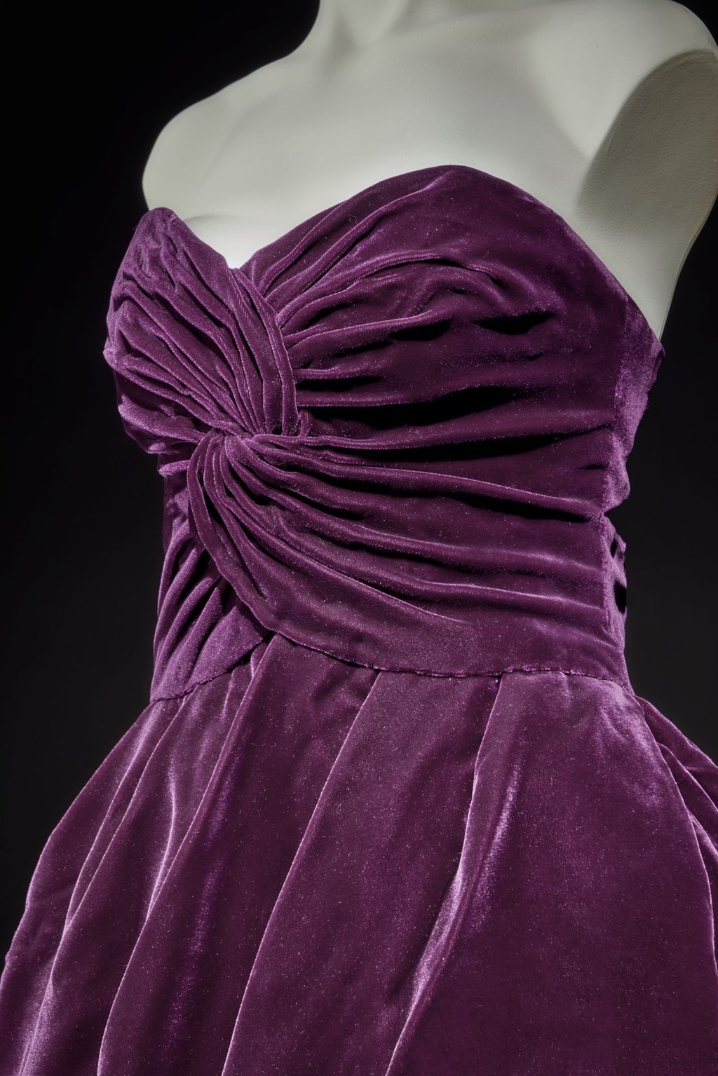 Das vom Auktionshaus Sotheby's zur Verfügung gestellte Foto zeigt ein Kleid der 1997 bei einem Autounfall ums Leben gekommenen Prinzessin Diana.