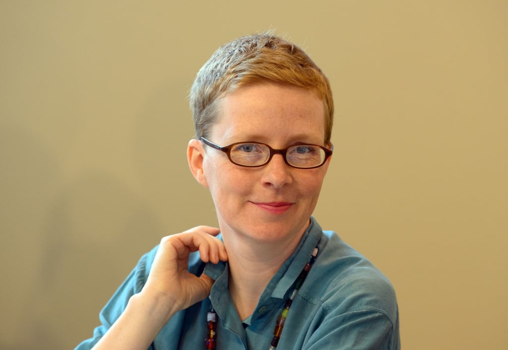 Judith Zander, Preisträgerin des diesjährigen Fontane-Literaturpreises, wartet auf den Beginn der Pressekonferenz zur Bekanntgabe der Juryentscheidung.