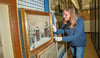 Karin Weigt vom Museum für Stadtgeschichte   zeigt im Depot des Museums ein Wintergemälde von Kurt Pallmann.