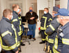 Lutz Mewes – dieses Mal in Zivil – erklärte den  Seehäuser Führungskräften als technischer Leiter die Feinheiten der Brandmeldeanlage. 