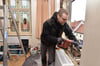 Carsten Reinicke vom Fensterbaubetrieb Papon aus Halle baut die Bleiglasfenster im Lützener Rathaus ein.