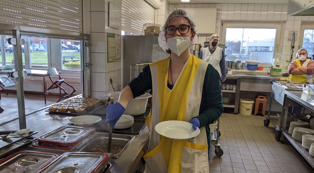 Josephine Klaus arbeitet in der Kantine der Lebenshilfe Gardelegen. Kaum ein Beschäftigter der Werkstätten für behinderte Menschen schafft den Sprung auf den ersten Arbeitsmarkt.