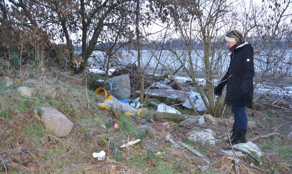 Doris Hoffmann ist jedes Mal entsetzt, wenn sie an dem kleinen „Müllberg“ oberhalb des Zerbster Krimmlings vorbeikommt.
