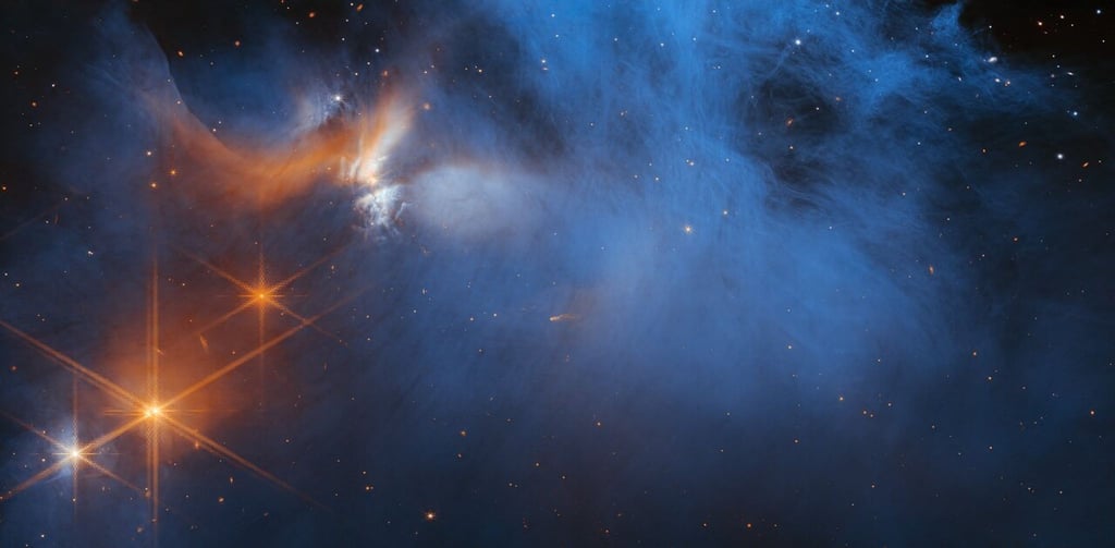 Das „James Webb“-Weltraumteleskop der NASA/ESA/CSA zeigt die zentrale Region der dunklen Molekülwolke Chamäleon I, die sich in 630 Lichtjahren Entfernung befindet.