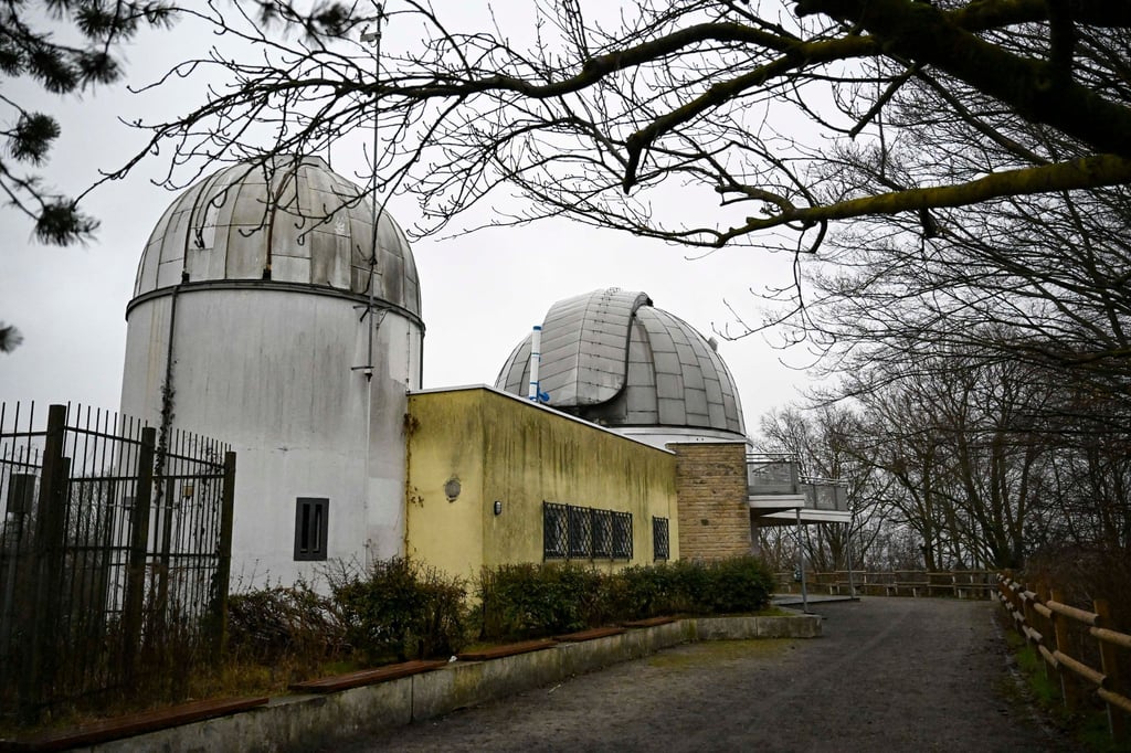 Die Kuppeln der Wilhelm-Foerster-Sternwarte sind auf dem Insulaner in Berlin-Schöneberg zu sehen.