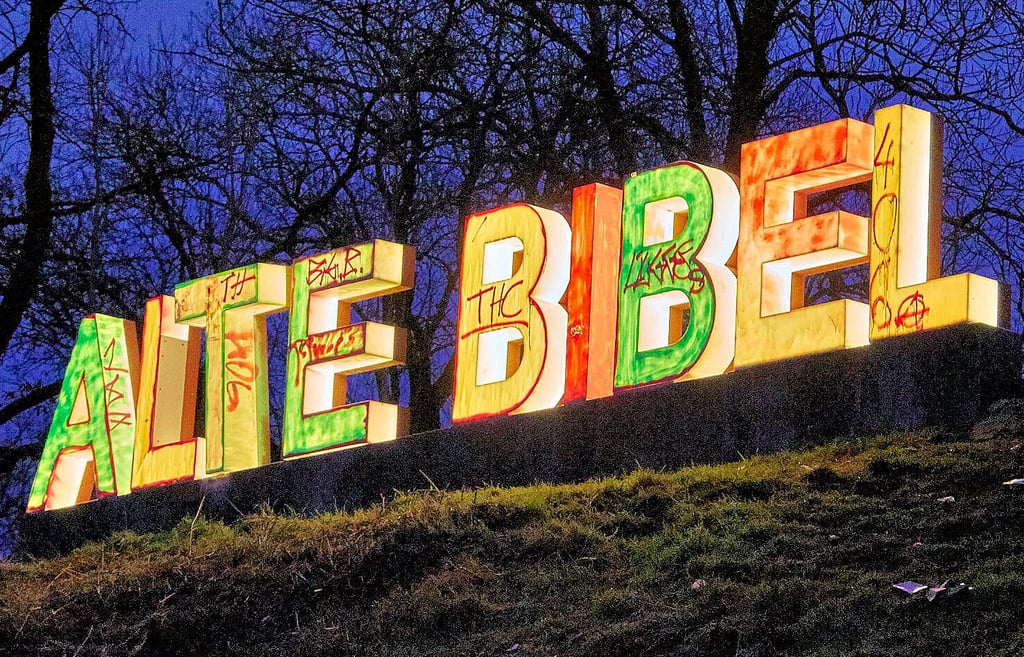 Am Wochenende ist der Schriftzug „Alte Bibel“ in Bernburgs Stadtpark von Unbekannten beschmiert worden.