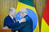 Bundeskanzler Olaf Scholz (l) umarmt Brasiliens Präsident Luiz Inacio Lula da Silva.