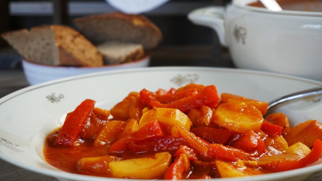 Die „Bratenzutaten“ für das Gulasch bestehen aus Kartoffeln, Zwiebeln, Knoblauch, Paprika, Tomatensaft und scharfen Gewürzen.
