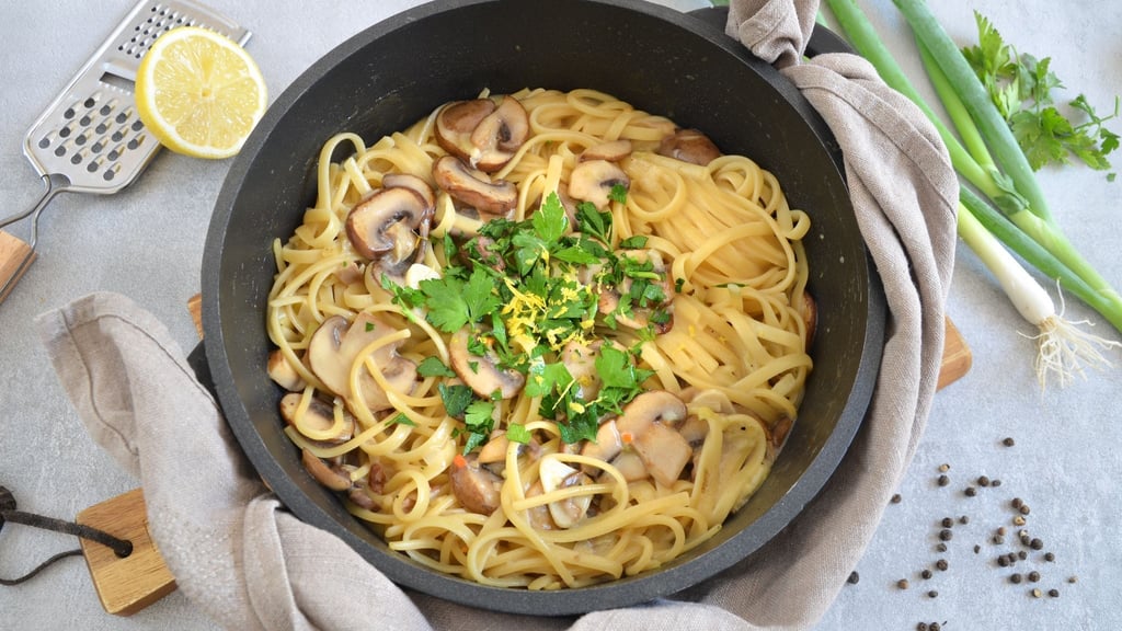 Wenn sich der Sommer verabschiedet, startet die Pilzsaison. Für die One-Pot-Pasta eignen sich alle Sorten - von Pfifferlingen bis Steinpilzen.