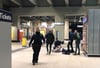 In der U-Bahn-Station im EU-Viertel von Brüssel nimmt die Polizei einen Verdächtigen fest.